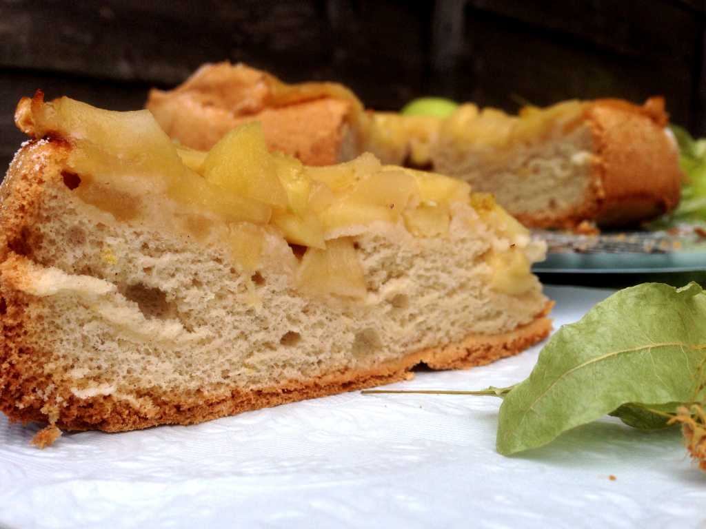 Пирог с яблоками и медовой заливкой