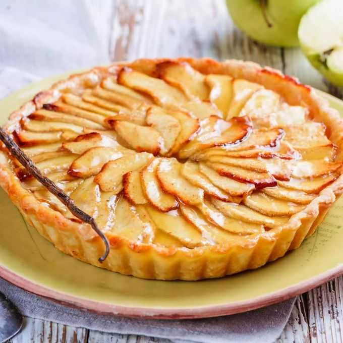 Пирог-бисквит на яблоках