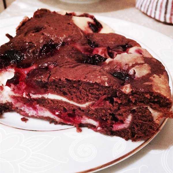 Любители шоколада останутся в восторге от этого пирога Нежный вкус, яркий аромат, это лакомство буквально тает во рту По фотографиям этапов и подробному описанию приготовить шоколадный пирог может даже начинающий кондитер